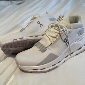 OnCloud running shoes, size 10